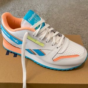 Reebok Sneaker New In box. Size 7.
